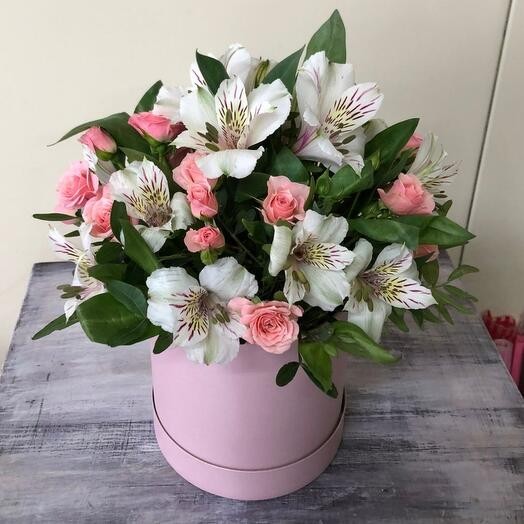 Букет цветов "Шляпная коробка Весеннее очарование" Букет цветов "Шляпная коробка Весеннее очарование"